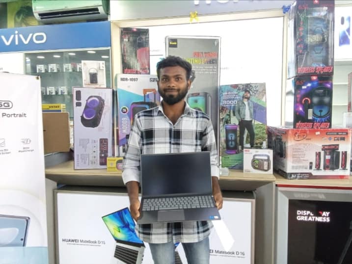 பூலாக்காடு பிரம்படிதீவினை சேர்ந்த மாணவன் முத்துக்குமார் ரகுவரன்க்கு மடிக்கணனி ஒன்று வழங்கிவைக்கப்பட்டது .