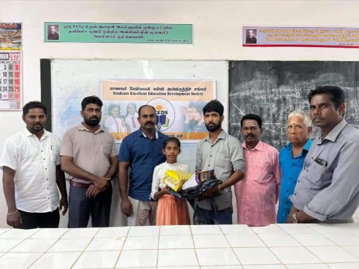 புலமைப்பரீட்சையில் 148 புள்ளிகளை பெற்று பாடசாலைக்கும் எமது கல்வி சமூகத்திற்கும் பெருமை சேர்த்த செல்வி – சந்திரமோகன் டிலக்சனா அவர்களுக்கு பாடசாலை உபகரணங்கள் வழங்கிவைக்கப்பட்டது
